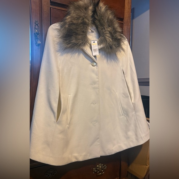 Crown & Ivy Cream Cape with Faux Fur Collar NWT - Picture 4 of 5